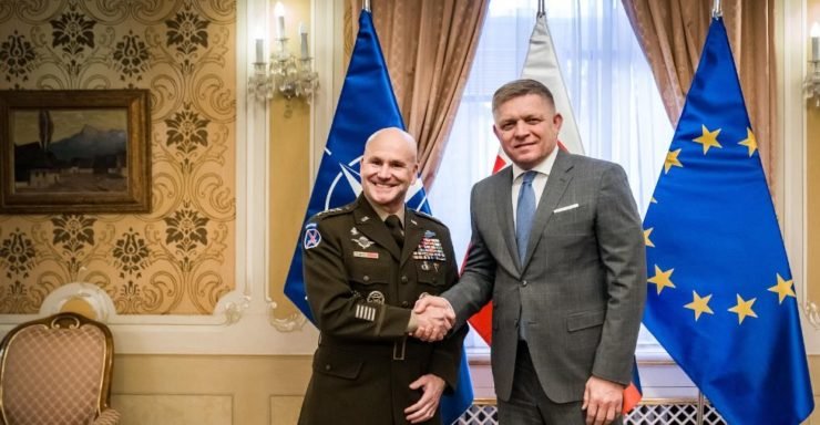 fico na stretnutí s vrchným veliteľom nato: podporíme ukrajinu, nie však smrtiacimi zbraňami Fico na stretnutí s vrchným veliteľom NATO: Podporíme Ukrajinu, nie však smrtiacimi zbraňami