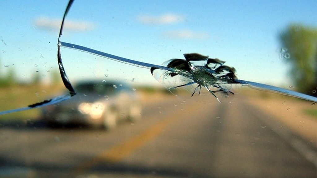 oprava čelného skla. kedy je nevyhnutná výmena skla a kedy stačí autosklo opraviť? Oprava čelného skla. Kedy je nevyhnutná výmena skla a kedy stačí autosklo opraviť?
