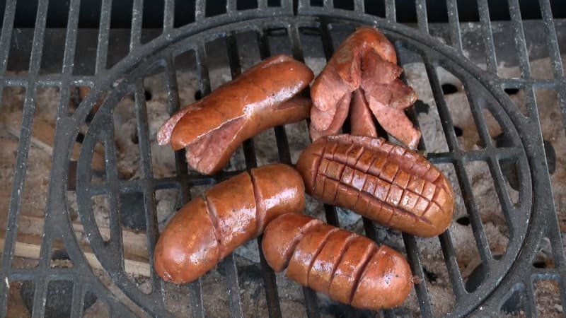 Chobotnice, spirála nebo ježek. Jak správně naříznout špekáček při opékání? Chobotnice, spirála nebo ježek. Jak správně naříznout špekáček při opékání?
