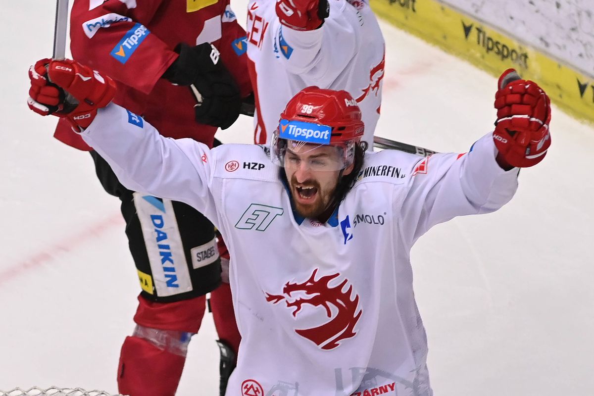 VIDEO Třinec so Slovákmi si zachránil sezónu sekundu pred koncom! Séria vyvrcholí v Prahe