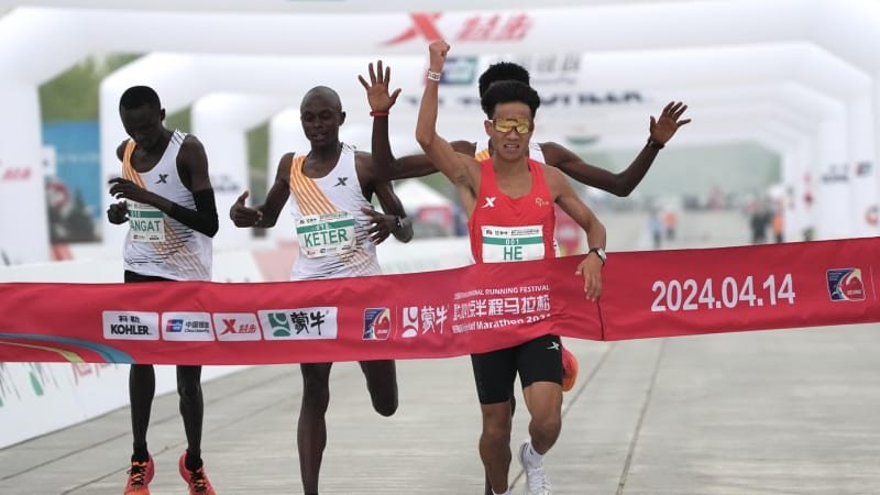 skandál pekingského půlmaratonu: afričanům, kteří nechali vyhrát Číňana, odebrali prémie Skandál pekingského půlmaratonu: Afričanům, kteří nechali vyhrát Číňana, odebrali prémie