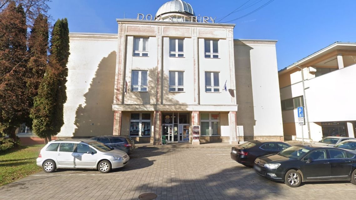 Uzavreté parkovisko pred domom kultúry