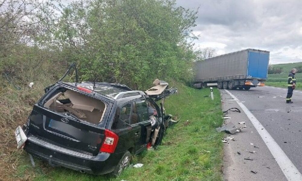 Mladá mamička zomrela pri čelnej zrážke s kamiónom, jej 10-mesačné dieťa previezli do nemocnice (foto)