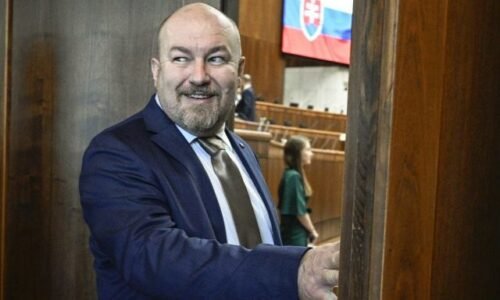 Fajčenie v priestoroch parlamentu aj marenie výboru. Liberáli chcú odvolať Huliaka