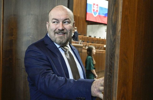 Fajčenie v priestoroch parlamentu aj marenie výboru. Liberáli chcú odvolať Huliaka