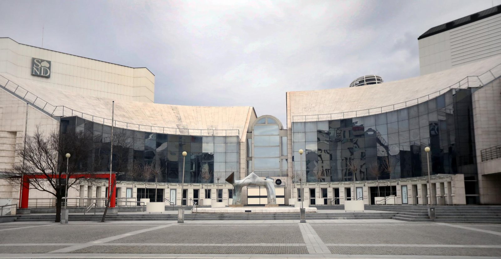 Rezort kultúry žiada pre električku pred SND garancie. Divadlo s trasou naďalej nesúhlasí Rezort kultúry žiada pre električku pred SND garancie. Divadlo s trasou naďalej nesúhlasí