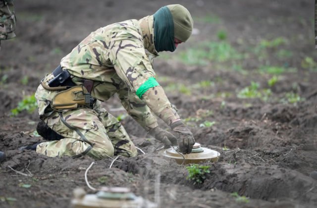 26533 cyprus ukraine war demining 93861 640x420.jpg Päť krajín NATO chce opäť používať protipechotné míny. Od konvencie odstupujú pre obavy z Ruska a Bieloruska