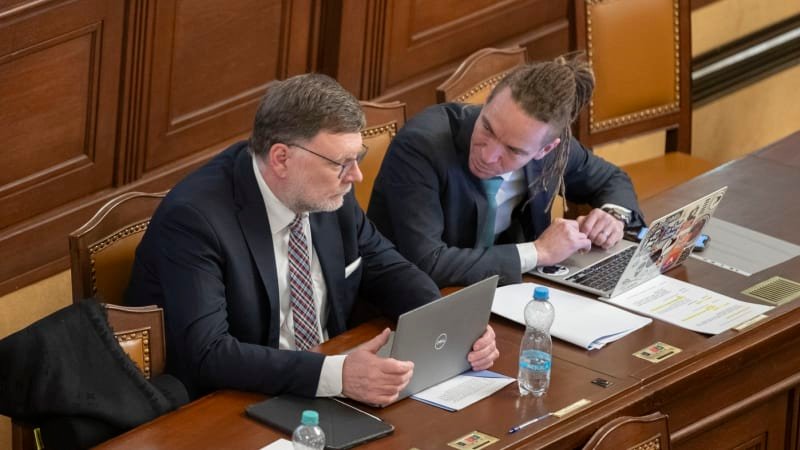 vláda se tvrdě pře o ministerstva. strany před volbami ztrácí nervy, míní politologové Vláda se tvrdě pře o ministerstva. Strany před volbami ztrácí nervy, míní politologové