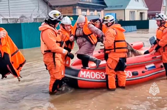 30306 russia floods 27763 640x420.jpg Devastujúce záplavy v Rusku, po pretrhnutí hrádze vytopilo tisíce domov (foto)