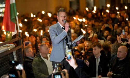 Vyzývateľ premiéra Orbána Magyar zmobilizoval v Budapešti desaťtisíce priaznivcov, načrtol plán na zjednotenie krajiny (foto)