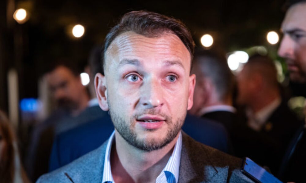 Pellegrini neútočí, ale spája, tvrdí Šutaj Eštok. Demokrati však hovoria o „prázdnom obleku“