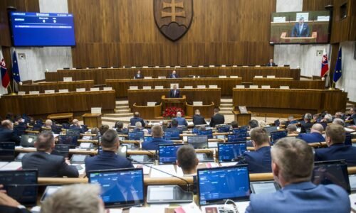 Poslancov čaká stobodový program vrátane odstrelu medveďov a odvolania Šimkovičovej. O čom budú rokovať?
