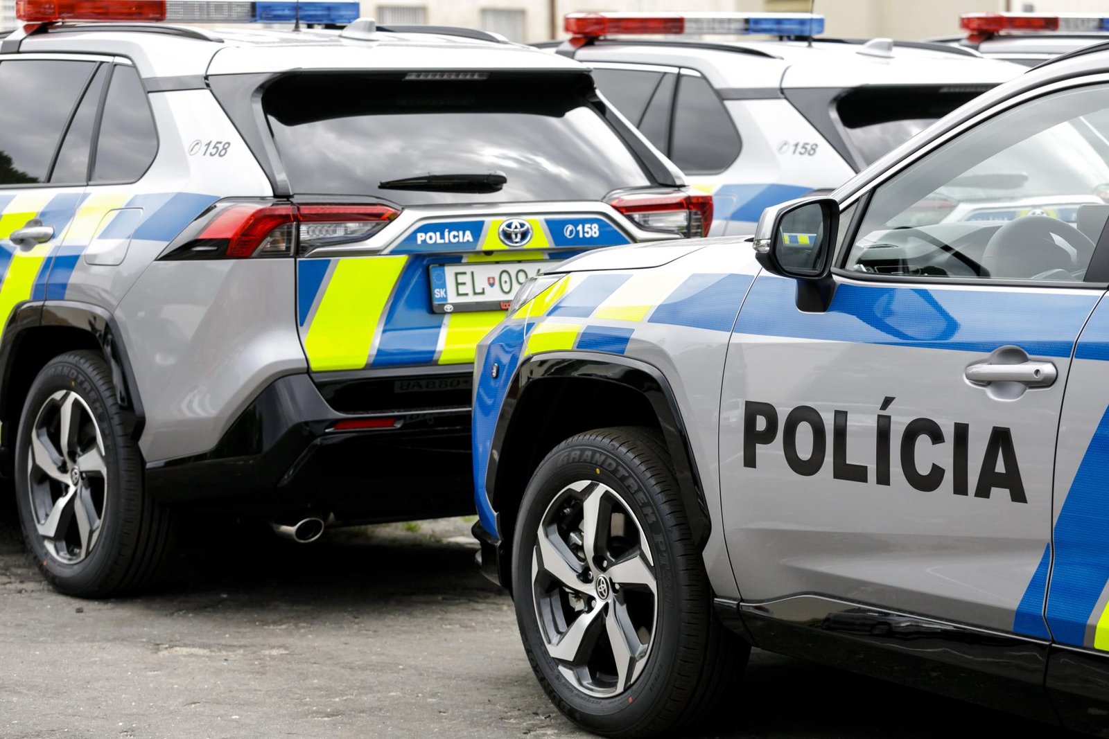 muž polial benzínom a zapálil jednu z brán pri Úrade vlády, čelí obvineniu Muž polial benzínom a zapálil jednu z brán pri Úrade vlády, čelí obvineniu