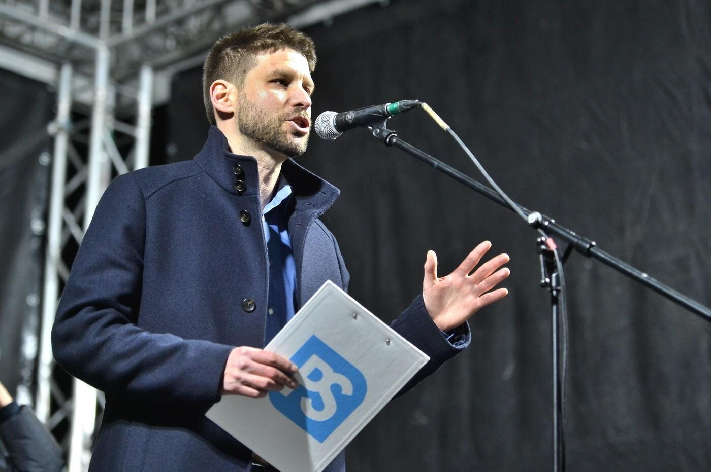 Šimečka kritizoval fica. premiéra vyzval, aby prestal kopať okolo seba ako zmyslov zbavený Šimečka kritizoval Fica. Premiéra vyzval, aby prestal kopať okolo seba ako zmyslov zbavený