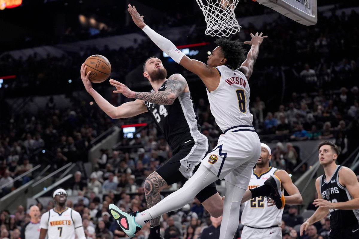 video nba: denver prekvapivo padol na palubovke san antonia. oklahoma zvládla súboj s milwaukee VIDEO NBA: Denver prekvapivo padol na palubovke San Antonia. Oklahoma zvládla súboj s Milwaukee