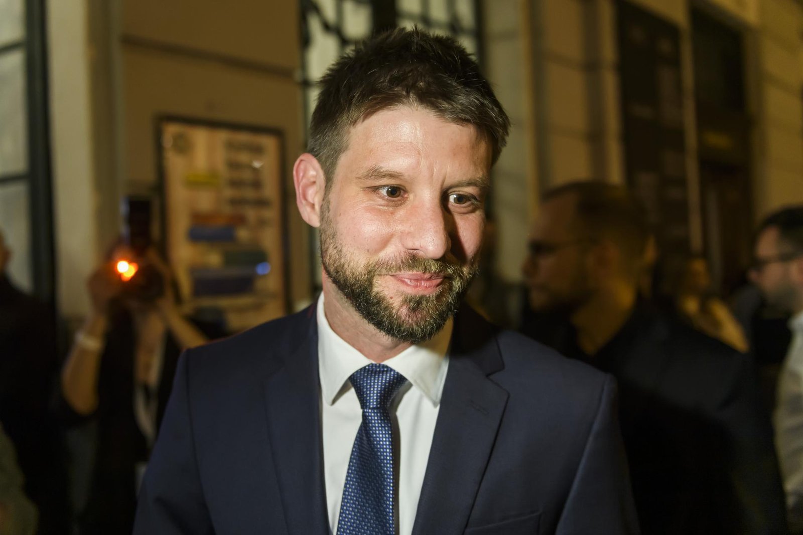 "kampaň bola plná klamstiev, sú ale poraziteľní." Šimečka zablahoželal pellegrinimu, nestráca však "nádej" „Kampaň bola plná klamstiev, sú ale poraziteľní.“ Šimečka zablahoželal Pellegrinimu, nestráca však „nádej“