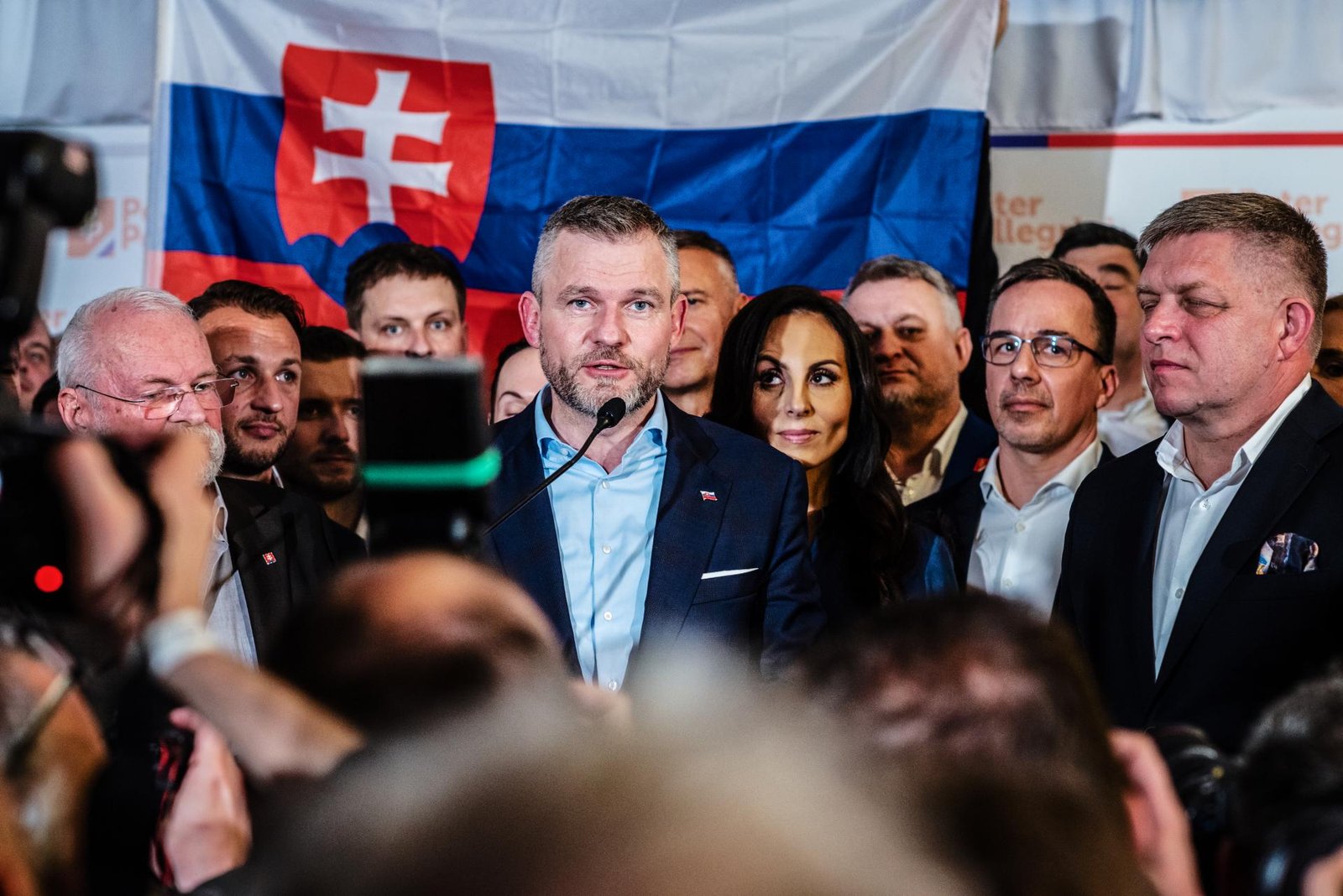 komentár šéfredaktorky hn: dôležití neboli len kandidáti, ale aj tretí človek v úzadí Komentár šéfredaktorky HN: Dôležití neboli len kandidáti, ale aj tretí človek v úzadí