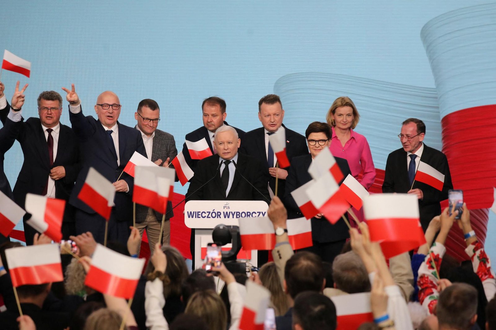 poľské regionálne voľby podľa odhadu vyhrá opozičná strana pis, pred vládnou občianskou koalíciou má navrch Poľské regionálne voľby podľa odhadu vyhrá opozičná strana PiS, pred vládnou Občianskou koalíciou má navrch