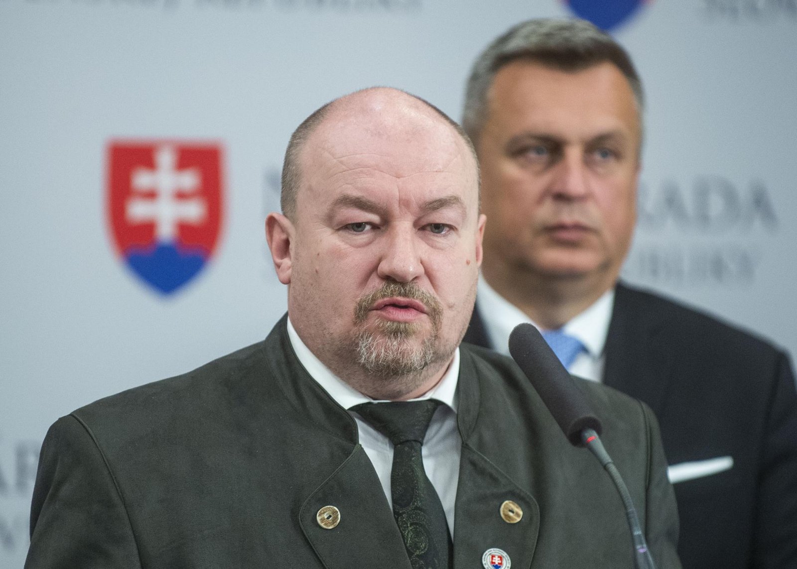 nový návrh sns: mimovládky majú od stola rušiť úradníci Nový návrh SNS: mimovládky majú od stola rušiť úradníci