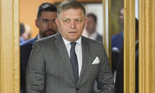 Fico chce naštartovať slovenskú ekonomiku. Zdrojom konsolidácie je aj prezamestnanosť v štátnej správe, tvrdí