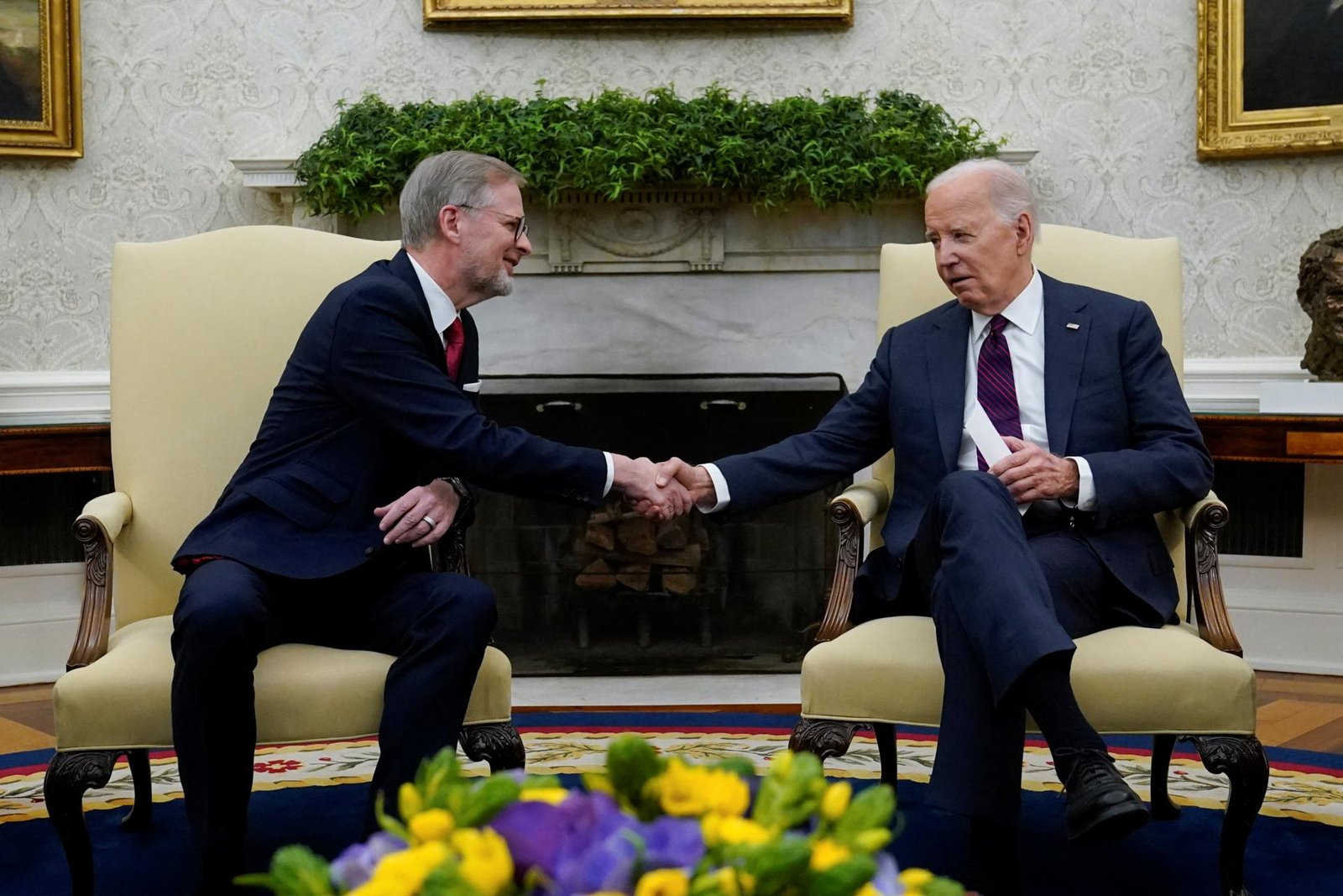 americký prezident biden prijal v oválnej pracovni českého premiéra fialu Americký prezident Biden prijal v Oválnej pracovni českého premiéra Fialu