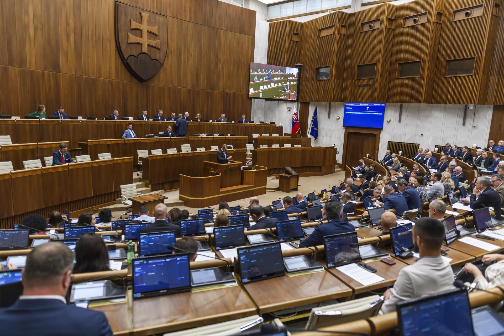 Poslanci začali piatkové rokovanie debatou o finančnej výpomoci farmárom. Štát im pomôže, kým dostanú dotácie