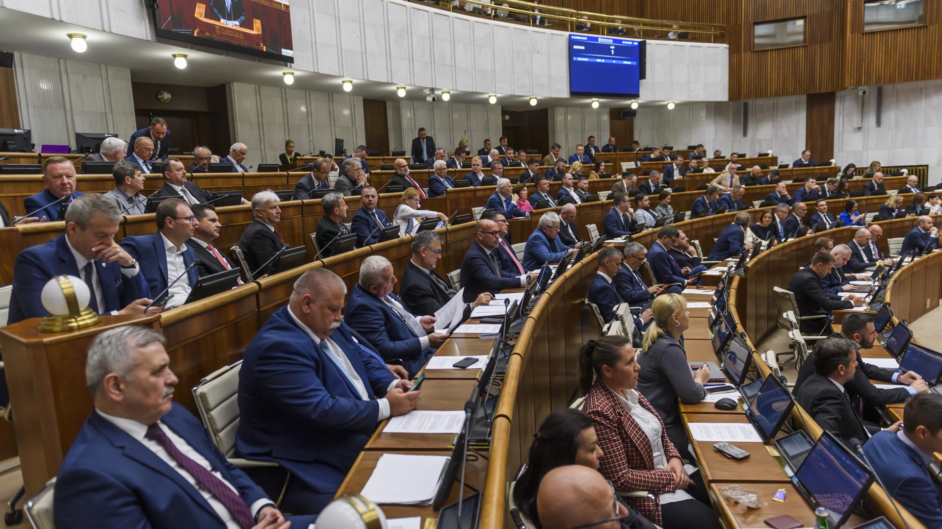 Pomoc so zvýšenými splátkami bude najnovšie zahŕňať aj refinancované hypotéky. Návrh schválil parlament