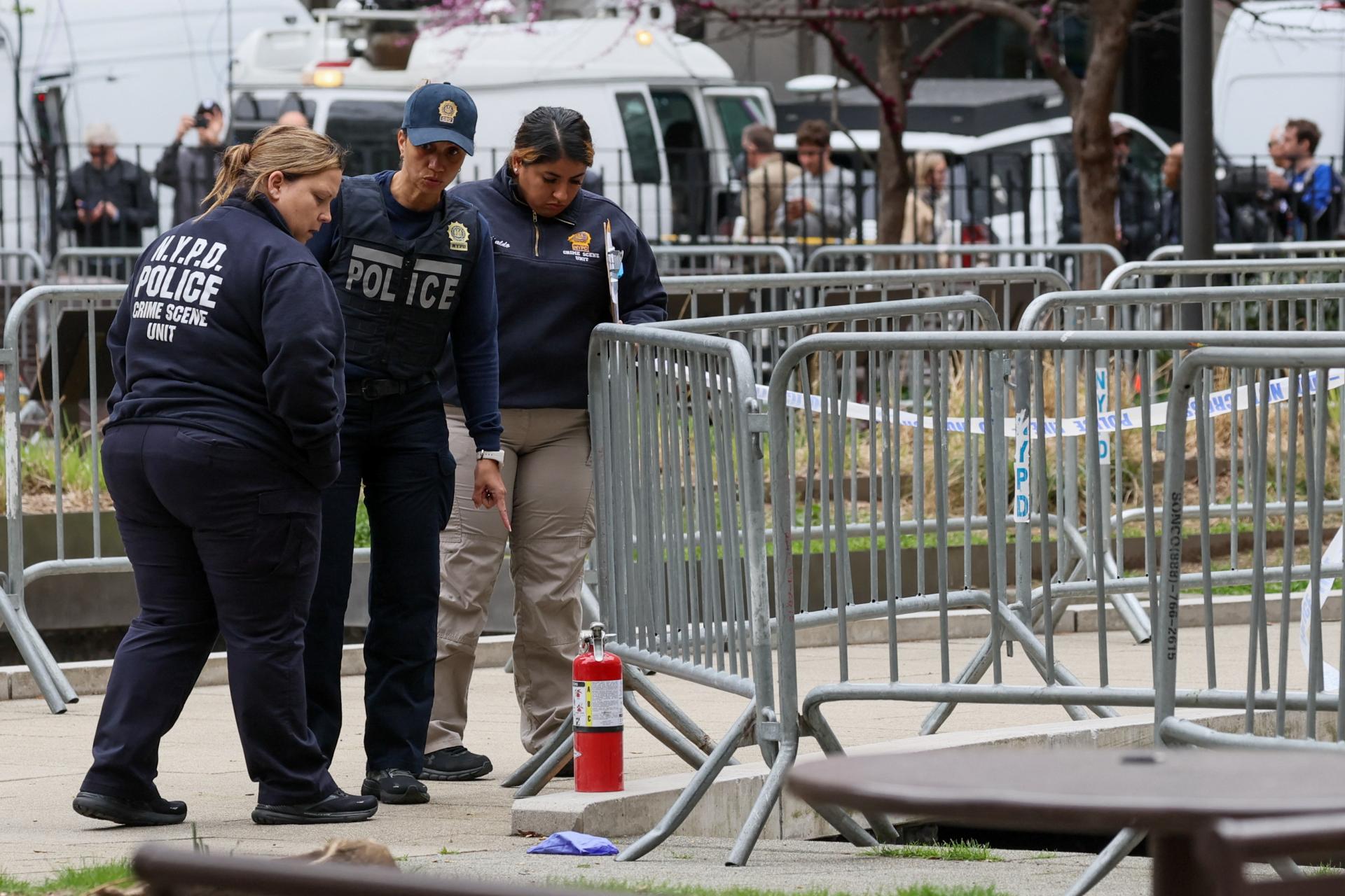 Polícia oznámila totožnosť muža, ktorý sa zapálil pred súdom s Trumpom. Motivovali ho konšpirácie