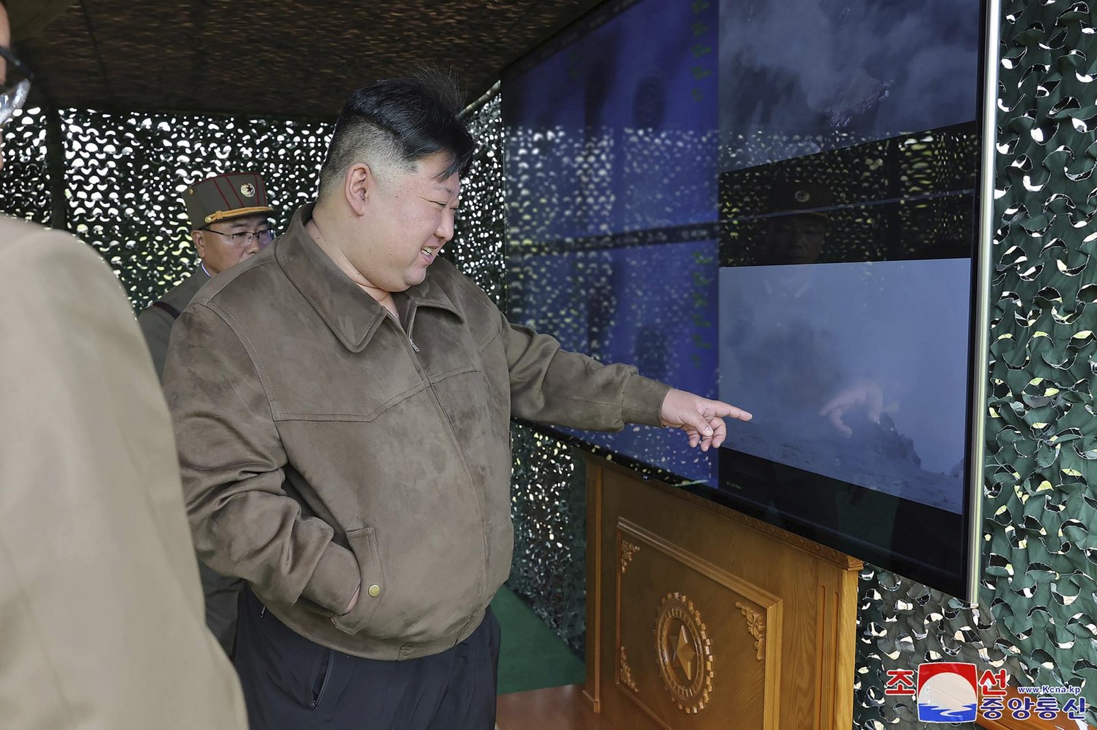severokórejský vodca kim Čong un dohliadal na skúšku salvových raketometov Severokórejský vodca Kim Čong-un dohliadal na skúšku salvových raketometov