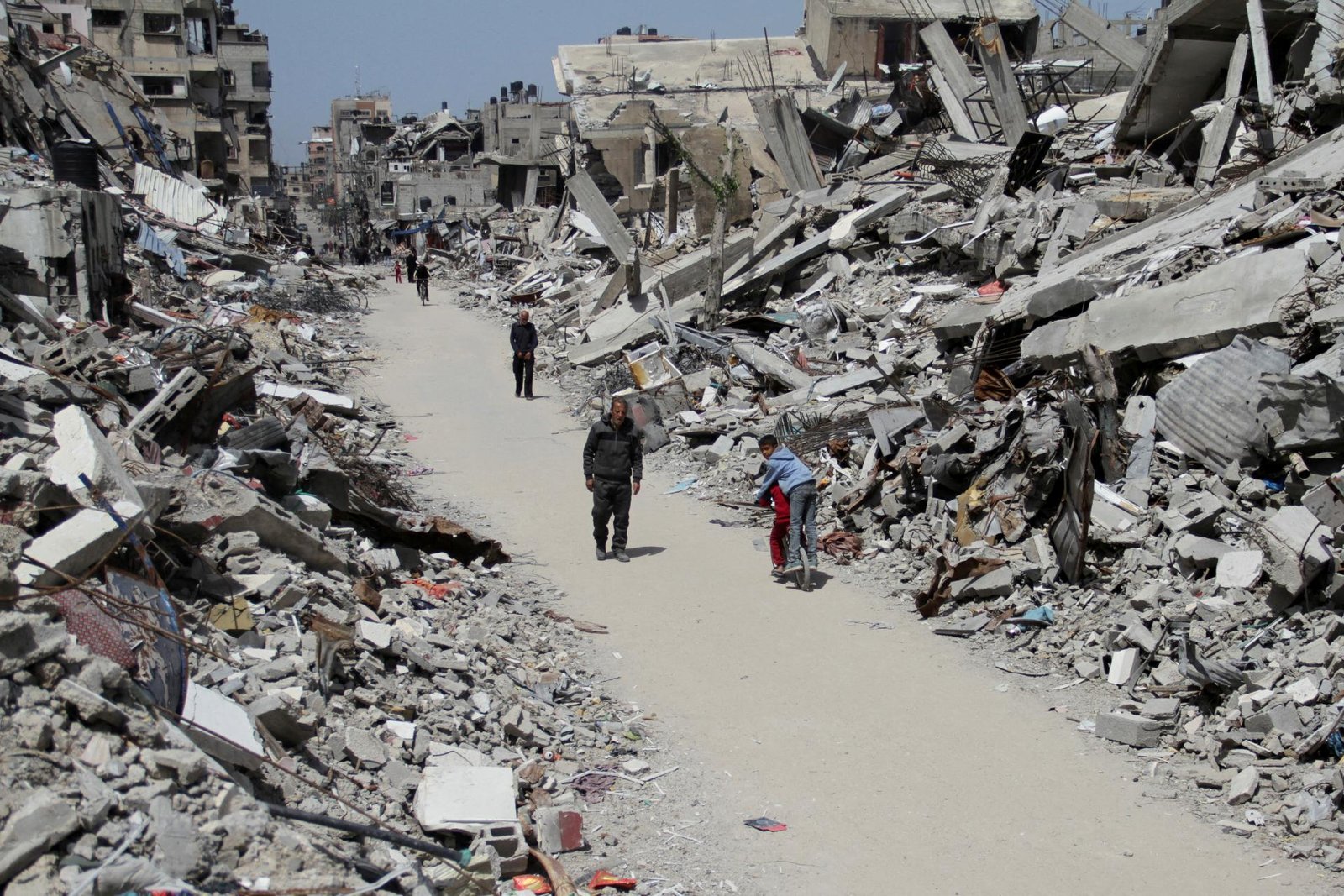 V troskách v Pásme Gazy je vyše 10-tisíc mŕtvych Palestínčanov, kvôli nahromadeným telám sa šíria choroby V troskách v Pásme Gazy je vyše 10-tisíc mŕtvych Palestínčanov, kvôli nahromadeným telám sa šíria choroby