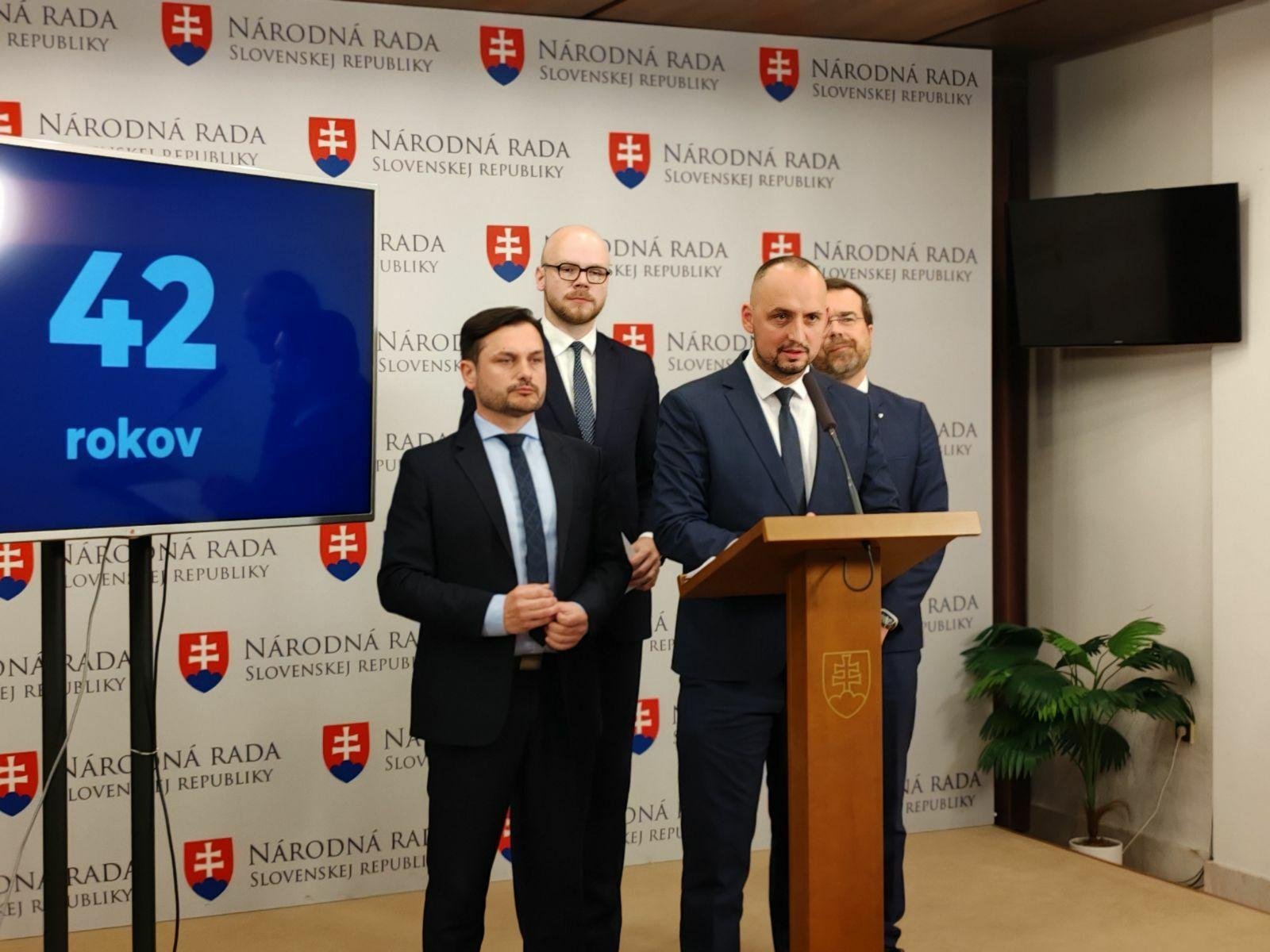 KDH, PS a Slovensko idú odvolávať Dolinkovú. Zvýhodňuje Pentu a pochovala Rázsochy, tvrdia KDH, PS a Slovensko idú odvolávať Dolinkovú. Zvýhodňuje Pentu a pochovala Rázsochy, tvrdia