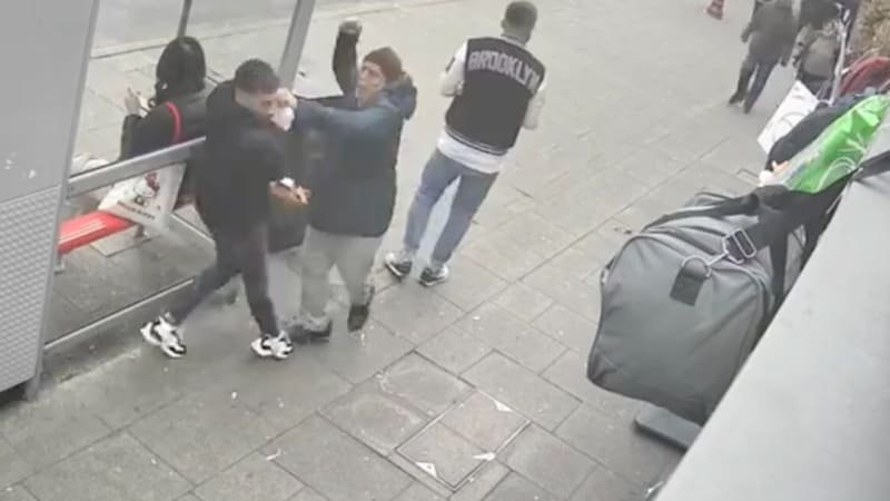Důchodce se postavil dvojici kapsářů. Hrozil jim pěstí, záběry jako z filmu obletěly svět Důchodce se postavil dvojici kapsářů. Hrozil jim pěstí, záběry jako z filmu obletěly svět