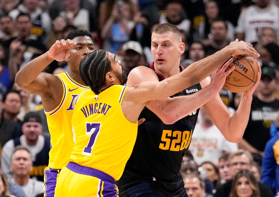 VIDEO NBA: Obhajca titulu tesne zdolal Lakers, Knicks ukoristili další triumf