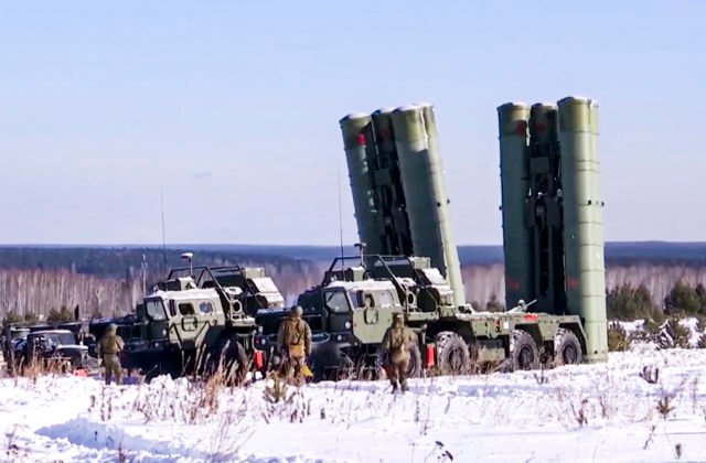 51492_russia_military_drills_27094-ae5f038d7a5f4bf39b1b9997de18f66d-640x420.jpg Ukrajincom sa podarilo zničiť na okupovanom Kryme štyri ruské raketové systémy S-400