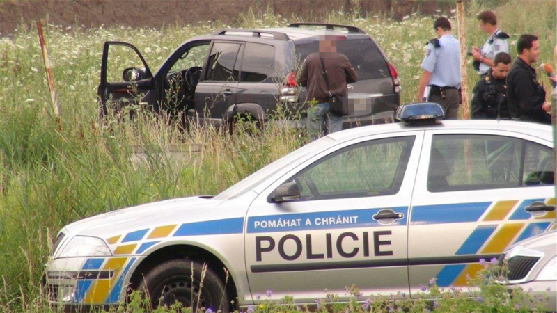 Divoká policejní honička na hranicích. V akci byl vrtulník, řidiče zastavil zátaras z náklaďáku