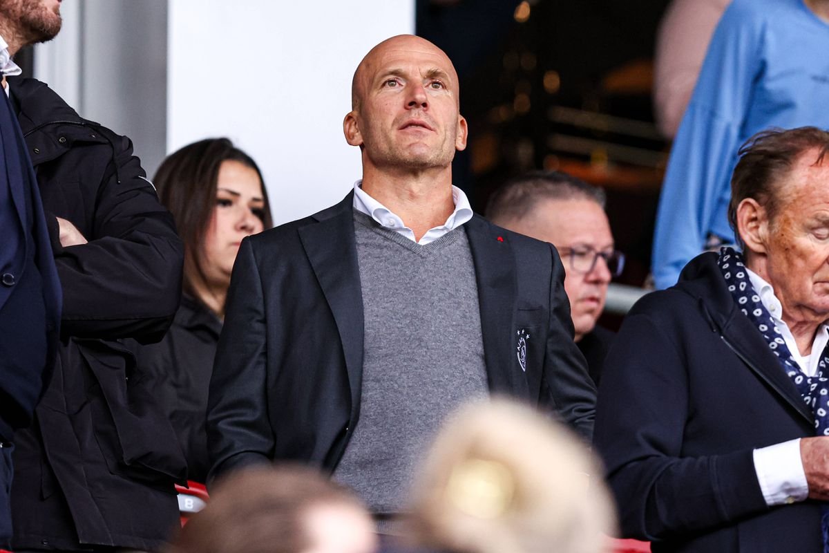 Šéf Ajaxu má problém. Údajne predával dôverné informácie, funkciu mu pozastavili