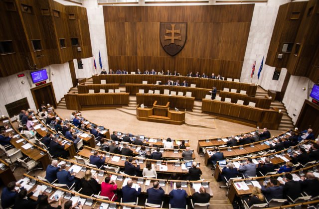 64064_4o8a0781-640x420.jpg Poslanci odštartovali rokovací deň diskusiou o návrhu na voľbu kandidátov na sudcu Ústavného súdu SR (video)
