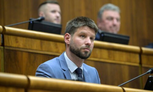 Schôdza parlamentu k zrušeniu transakčnej dane nebude, Šimečka poukazuje na dvojaký meter