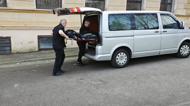 vražda mladé ženy v teplicích. policie obvinila zadrženého muže, hrozí mu výjimečný trest Vražda mladé ženy v Teplicích. Policie obvinila zadrženého muže, hrozí mu výjimečný trest