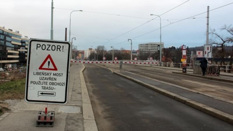začala demolice rizikové části libeňského mostu. konstrukci bourá těžká technika Začala demolice rizikové části Libeňského mostu. Konstrukci bourá těžká technika