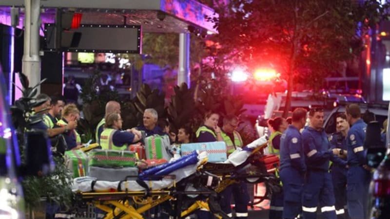 hrdinka ukončila masakr v sydney. lidé velebí policistku, která zastřelila vraha šesti lidí Hrdinka ukončila masakr v Sydney. Lidé velebí policistku, která zastřelila vraha šesti lidí