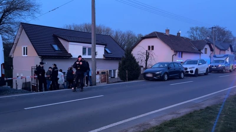 pobodání mezi manželi na mělnicku: svědci hovoří o motivu, zmiňují raněné dítě a psa Pobodání mezi manželi na Mělnicku: Svědci hovoří o motivu, zmiňují raněné dítě a psa