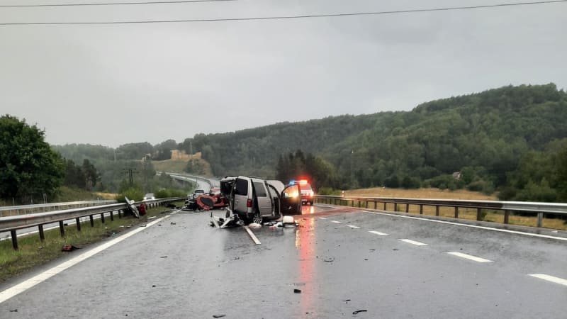 dálnice d6 ve směru na prahu stojí. u stochova se srazily dvě dodávky Dálnice D6 ve směru na Prahu stojí. U Stochova se srazily dvě dodávky