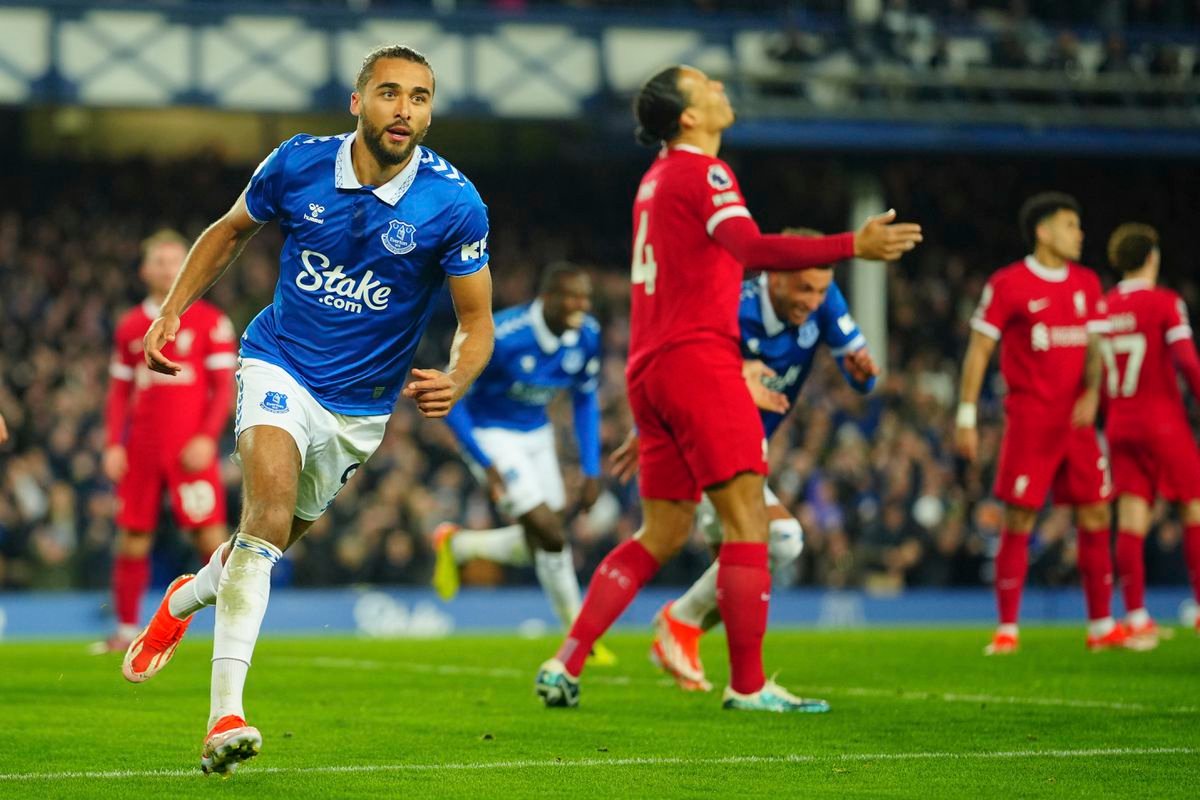 Liverpool pohorel v derby, titul sa mu vzďaľuje. Manchester United utiekol hrobárovi z lopaty