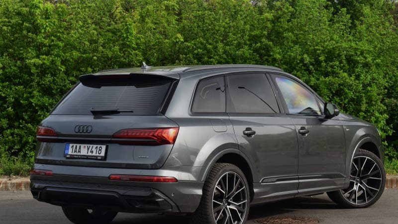 testovali jsme pancéřované audi q7: vypadá obyčejně, ale odolá střelbě z pistole Testovali jsme pancéřované Audi Q7: Vypadá obyčejně, ale odolá střelbě z pistole