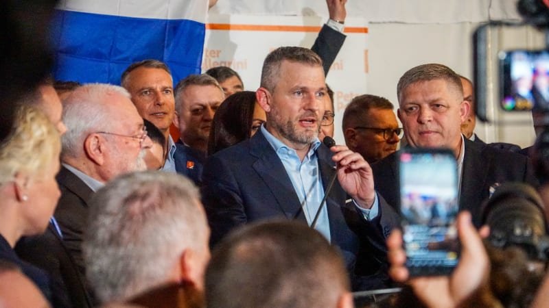 reportÁŽ: pelle na hrad! slavil ve štábu zvoleného prezidenta i fico. u korčoka byly i slzy REPORTÁŽ: Pelle na hrad! slavil ve štábu zvoleného prezidenta i Fico. U Korčoka byly i slzy