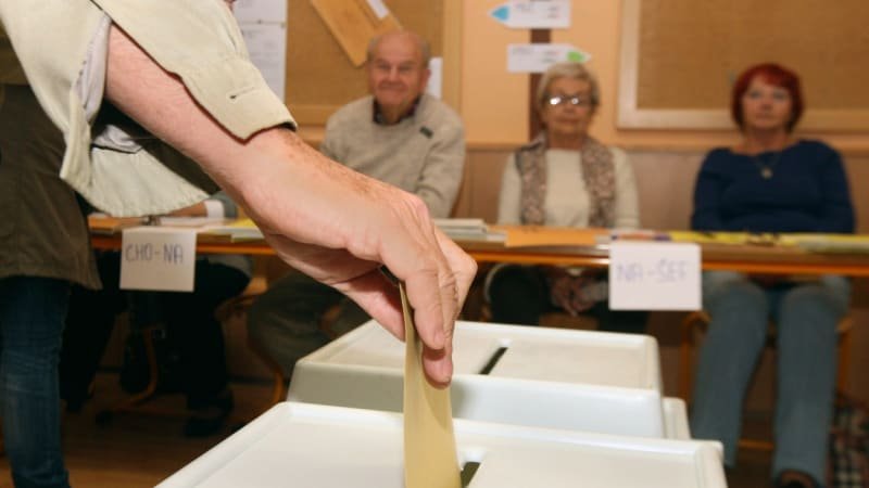 Nový volební průzkum: ANO je stále první. Posilují malé strany, TOP 09 by zůstala mimo Sněmovnu