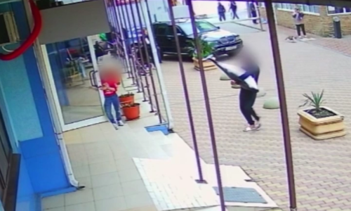 Policisty zaujal muž s mrtvou sviňuchou v ulicích Soči. Vyklubal se z něj hledaný pašerák drog