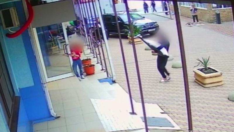 Policisty zaujal muž s mrtvou sviňuchou v ulicích Soči. Vyklubal se z něj hledaný pašerák drog