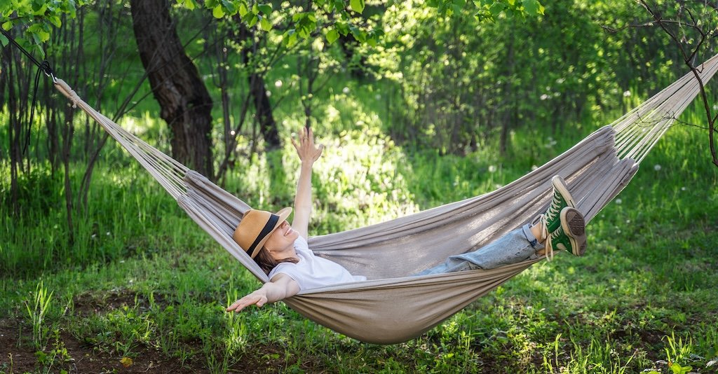 Maximálny komfort a relax v hojdacej sieti – ako v nej správne ležať? 